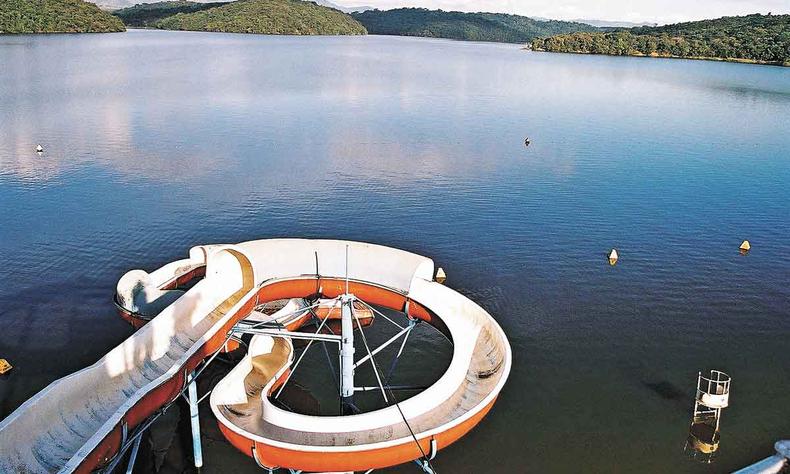 tobog na beira de uma represa 