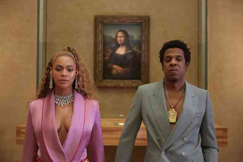 Beyonc e Jay-Z parados em frente ao quadro 'Monalisa'