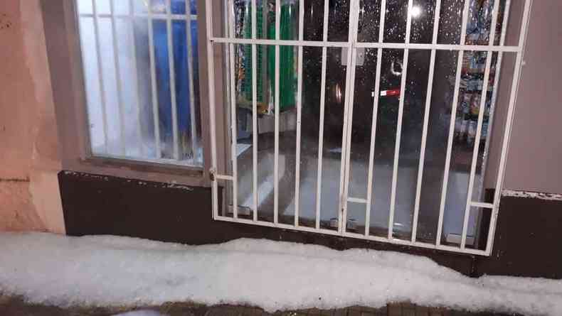 Granizo: gelo ficou acumulado na porta da residncia de vrios moradores de Santo Antnio do Amparo