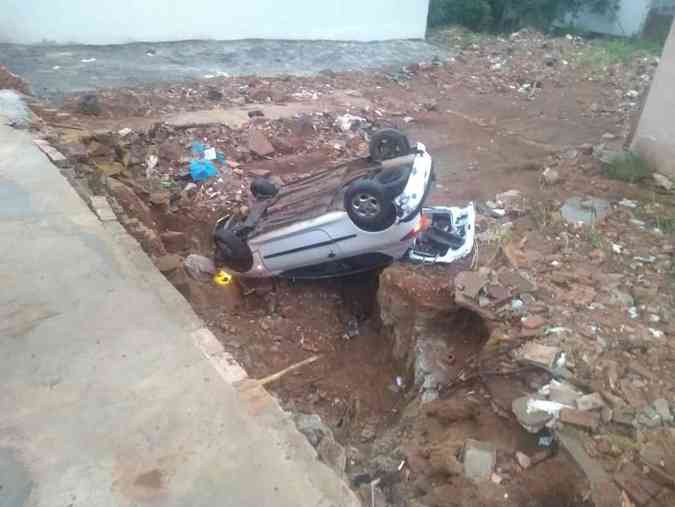 Motorista ficou ferido depois de perder o controle da direo e carro despencar em lote no Bairro Rosrio, em AraguariCorpo de Bombeiros/Divulgao