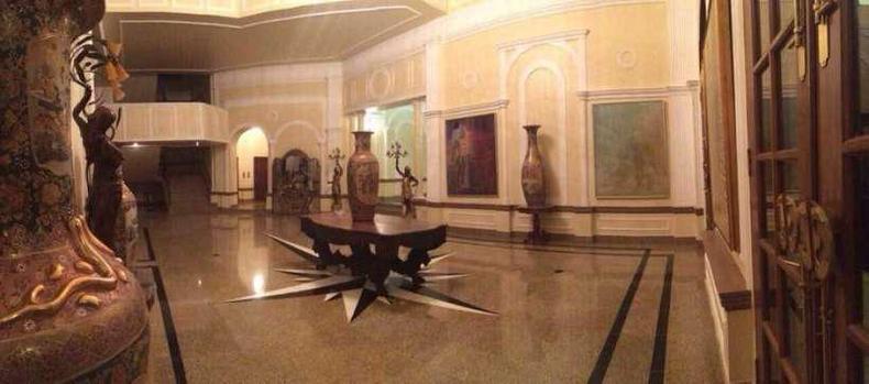 Há um salão de jogos, cozinha com capacidade para servir 200 pessoas e adega para até 8 mil garrafas(foto: Casa Leiloeira/Reprodução) Salão no interior do castelo Monalisa