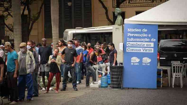 Pessoas se aglomeram em fila para receber refeio distribuda por padres franciscanos no largo So Francisco, no centro de So Paulo(foto: Divulgao)
