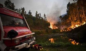 Bombeiros combateram o fogo e resgataram feridos na trag�dia (foto: PATRICIA DE MELO MOREIRA / AFP)