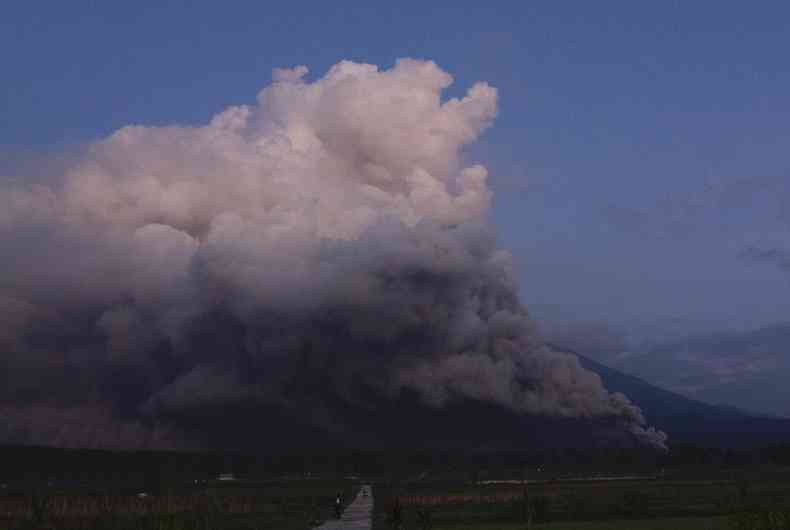 Vulco Semeru em erupo