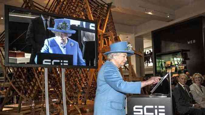 Monarca britnica esteve em abertura de galeria de tecnologia e informao(foto: RICHARD POHLE/AFP)