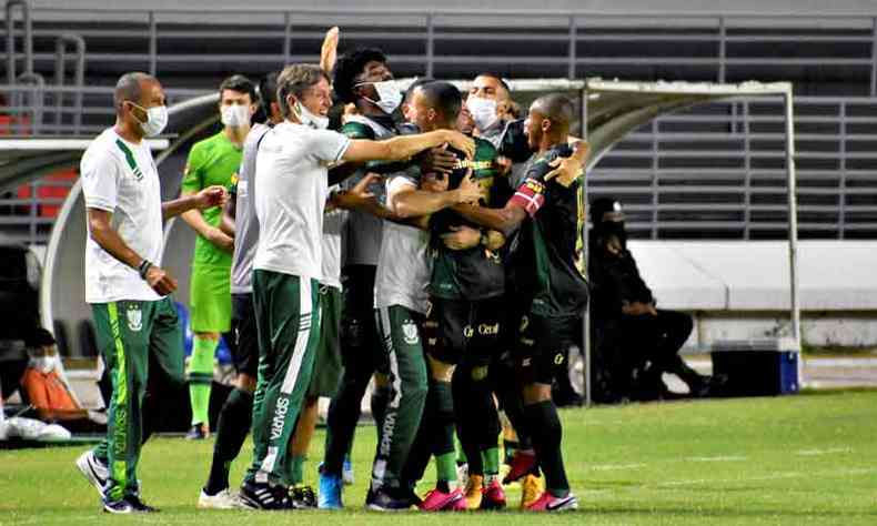 Com gol de Ademir, o Coelho bateu o CSA em Macei e agora est s a quatro pontos da Chapecoense(foto: Fernando Almeida/Amrica)