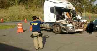 Carreta fica destruda aps acidente(foto: Polcia Rodoviria Federal/Divulgao Whatsapp)