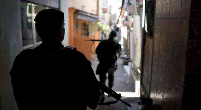 Soldados patrulham vielas e ruas no Jacarezinho(foto: CHRISTOPHE SIMON / AFP)