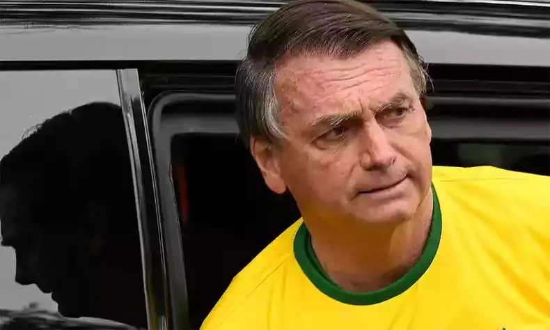 Imagem mostra presidente Boslonaro com uma camisa Brasil