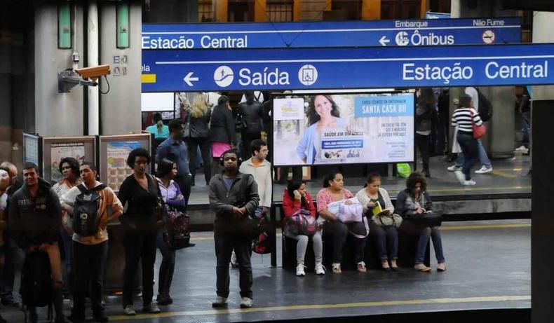 Pessoas esperando o trem na Estao central do metr de BH.