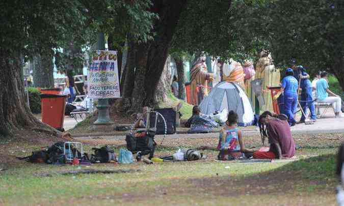 Vendedores ambulantes esto acampados no gramado da praa (foto: Fotos: Gladyston Rodrigues/EM/D.A Press)