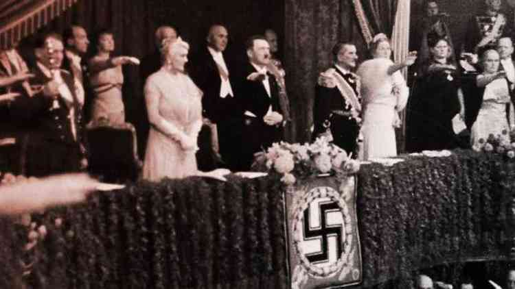 Almirante von Horthy, o regente hngaro, e sua esposa na pera de Berlim em uma apresentao de 'Lohengrin' de Richard Wagner com Adolf Hitler em 25 de agosto de 1938 em Berlim, Alemanha