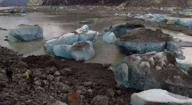 Blocos de gelo em Rio da Patagnia chilena. Ecossistema j ameaado com aquecimento global correria mais riscos com mudanas para instalao de hidreltrica(foto: AFP PHOTO)