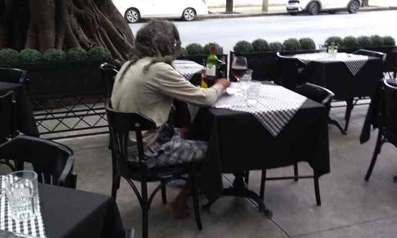 Cliente almoou na varanda do restaurante e pediu vinho para acompanhar a refeio(foto: Rafael Salazar/Divulgao)