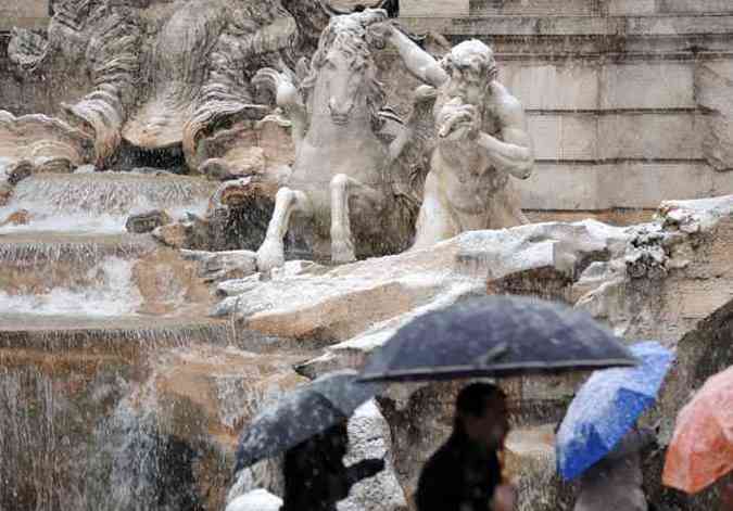Neve na Fonte de Trevi, tradicional ponto turstico de Roma(foto: GABRIEL BOUYS / AFP)