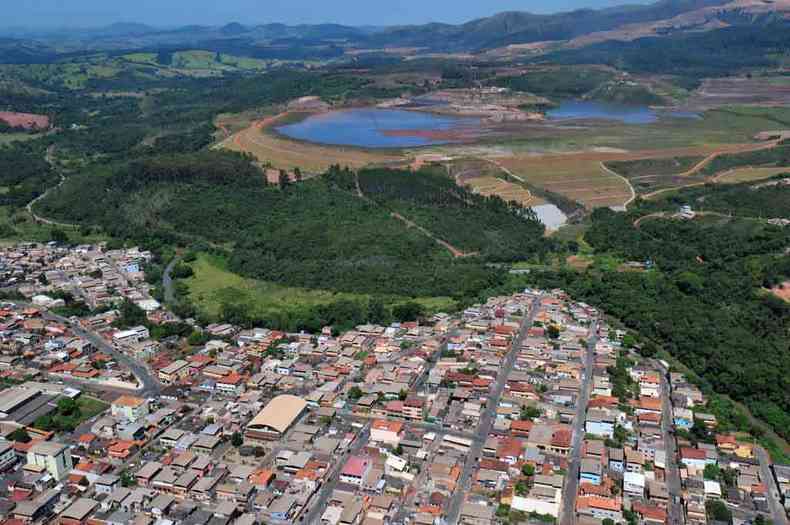 Estrutura Casa de Pedra  uma das maiores do mundo e, caso haja um rompimento, pode atingir cerca de 4,8 mil pessoas que vivem em trs bairros do municpio(foto: Ramon Lisboa/EM/D.A Press)