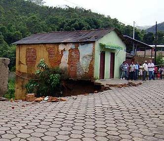 A prefeitura interditou a avenida(foto: Divulgao/Prefeitura de Ouro Preto)