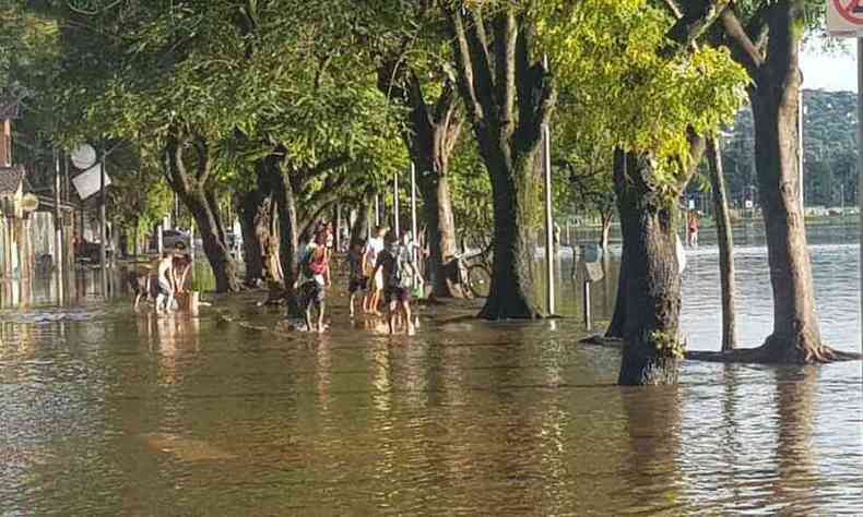 A Lagoa Central da cidade transbordou em vrios pontos entre os bairros Centro e Vrzea(foto: Calos Altman/EM/D.A Press)