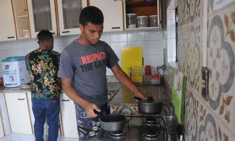 Carlos e Cludio vivem em repblica criada pela PBH para jovens que viviam em abrigos(foto: Paulo Filgueiras/EM/D.A PRESS)