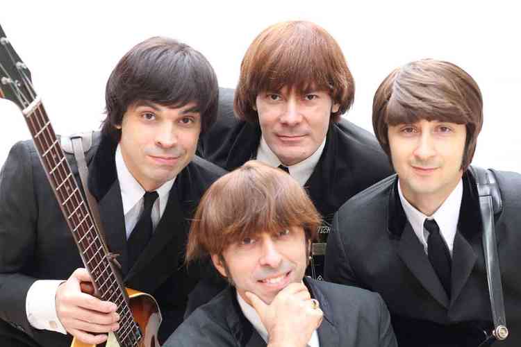 Integrantes da banda paulista Hey Jude,com cortes de cabelos como os dos Beatles nos anos 1960, olham para a cmera
