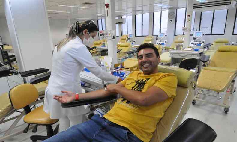 Homem doa sangue