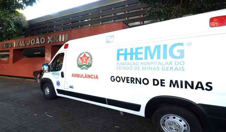 Ambulancia da FHEMIG parada em frente ao Hospital João XXIII
