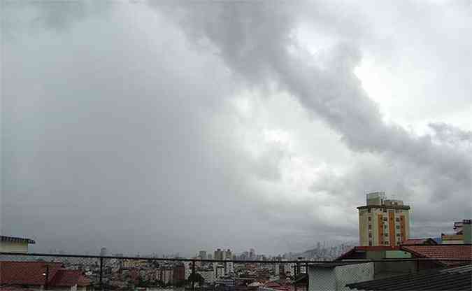 Tarde de sbado com cu fechado, nuvens e pancadas de chuva na capital (foto: Daniel Silveira/Esp /EM DA Press)