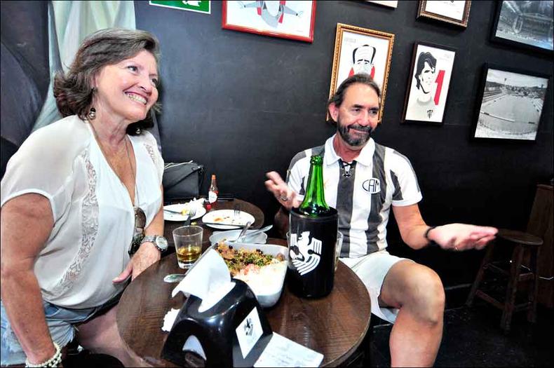 Mesmo cientes de que o confronto não seria televisionado, Alice Tavares e Mauro Morais decidiram ir a um restaurante temático do Galo(foto: Marcos Vieira/EM/D.A Press) Mesmo cientes de que o confronto não seria televisionado, Alice Tavares e Mauro Morais decidiram ir a um restaurante temático do Galo(foto: Marcos Vieira/EM/D.A Press)