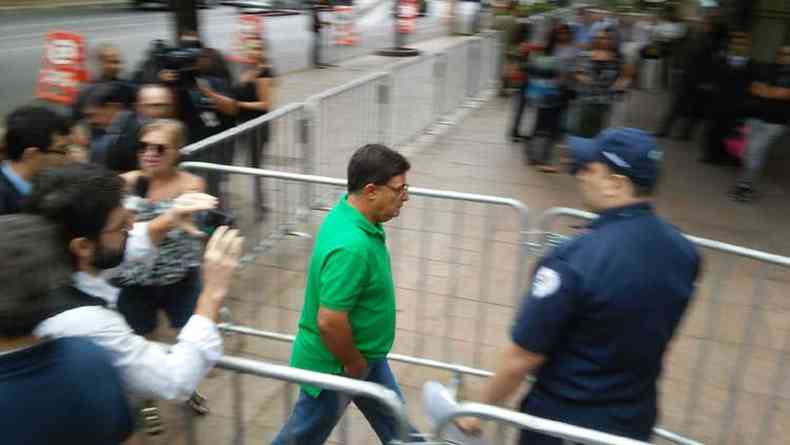 Um dos acusados da Chacina de Una, Jos Alberto Costa, chegando para o julgamento desta tera-feira. Todos os acusados respondem ao processo em liberdade(foto: Paulo Filgueiras/EM/D.A Press)