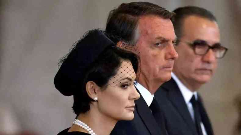 Jair Bolsonaro ao lado da esposa durante o velrio da rainha