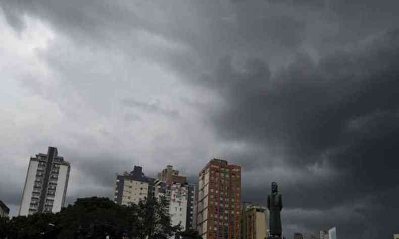 Fim de tarde com nuvens pesadas e pancadas de chuva que causou transtornos em BH(foto: Gladyston Rodrigues/EM/D.A.Press)
