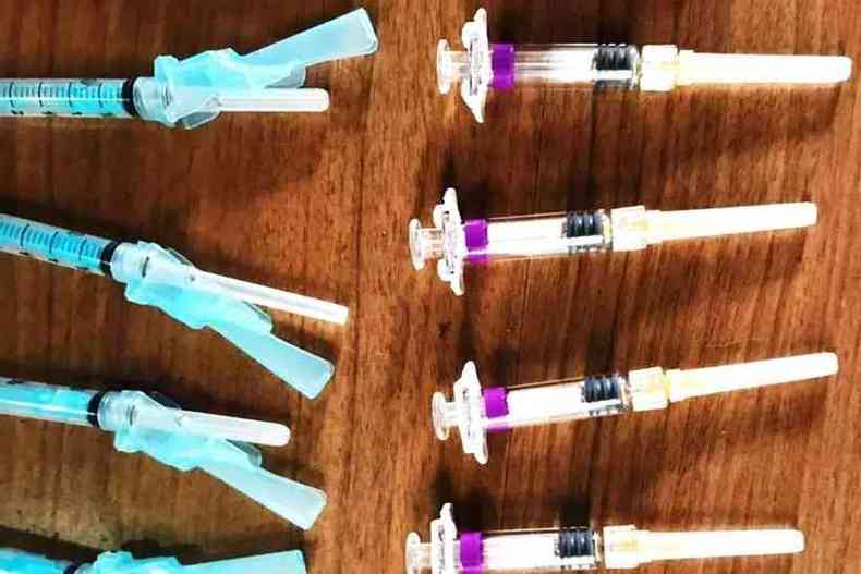 Polcia Federal apreendeu vrios materiais na casa da mulher que aplicou vacinas em empresrios em BH(foto: Divulgao/Polcia Federal)