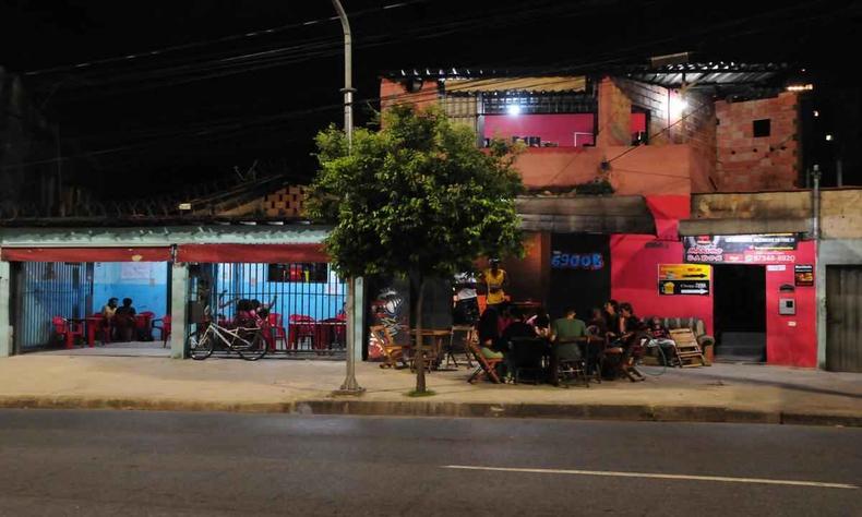 Bar da avenida Antnio Carlos, onde um deles  da cor vermelha e outro azul. Alguns estudantes esto sentados  mesa dos bares 