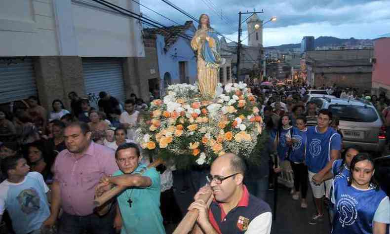 Fieis fazem procisso com imagem de Nossa Senhora da Conceio, na rua Alm Paraba, no bairro Lagoinha, Noroeste de BH, em 2016 (foto: Tlio Santos/ EM/ D.A Press)