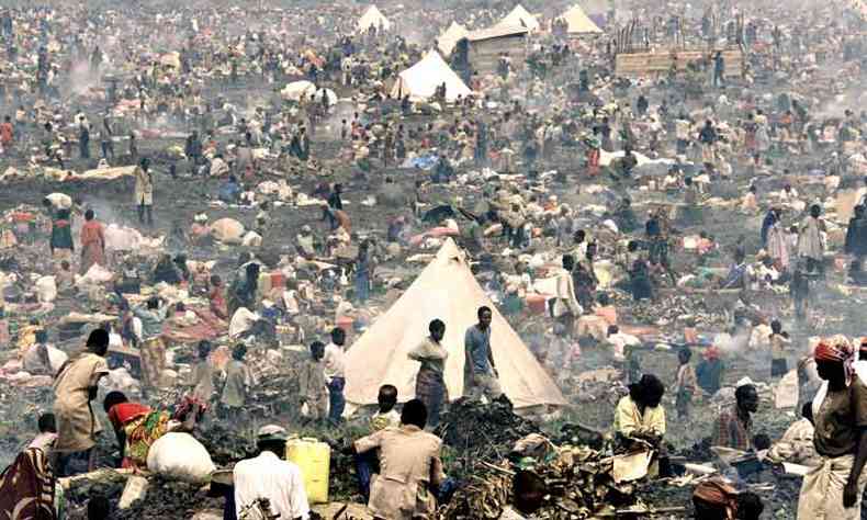 Sobreviventes do genocdio de Ruanda: massacre de 1994 foi revisitado pelo escritor senegals Boubacar Boris Diop(foto: AFP)