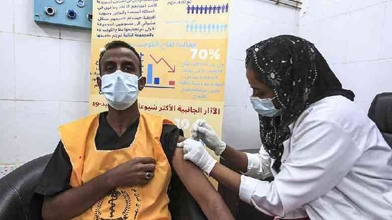 Homem sendo vacinado no Sudão