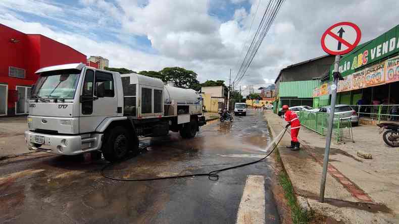 Limpeza da prefeitura precisou de usar mangueira de caminho-tanque e enxadas Inundao vilarinho Venda Nova