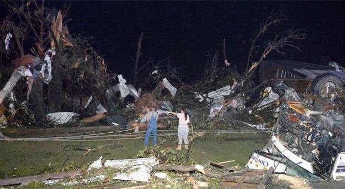 Moradores de Mayflower, no Arkansas, conferem destruição causada nas residências (foto: REUTERS/Gene Blevins) Moradores de Mayflower, no Arkansas, conferem destruição causada nas residências (foto: REUTERS/Gene Blevins)