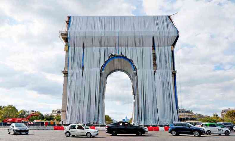 A interveno no Arco do Triunfo segue padro semelhante  da ao que o artista promoveu na Pont Neuf