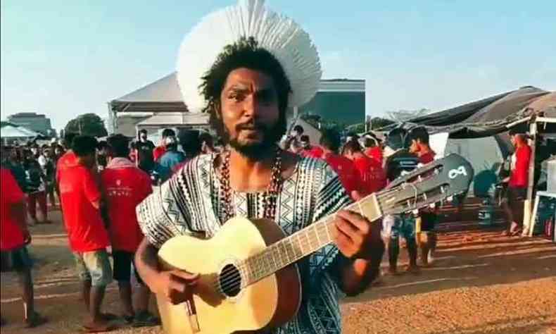 Edivan Fulni-ô, músico indígena em vídeo no acampamento Luta pela vida em Brasília