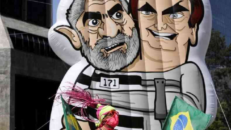 Ato na Avenida Paulista contou com boneco crtico a Lula e Bolsonaro