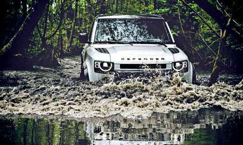 O novo Land Rover Defender chega como opo para quem procura um veculo para um fora de estrada mais extremo, mas, invs de motorizao a diesel, traz um 2.0 turbo a gasolina de 300 cv associado a um cmbio automtico de oito velocidades(foto: Land Rover/Divulgao)