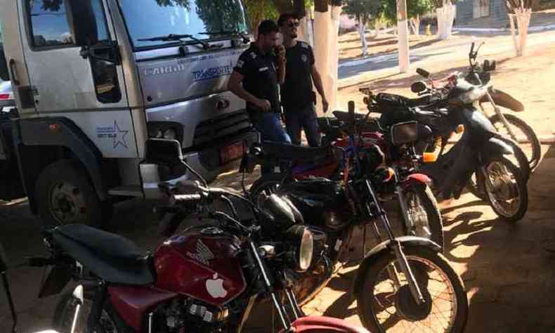 Os suspeitos, dois maiores e dois menores, foram presos com oito motos roubadas em poder deles(foto: PCMG)
