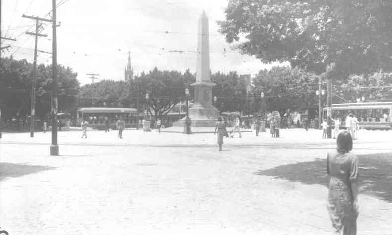 foto antiga em preto e branco mostra o centro de BH na dcada de 1930, com ruas vazias, sem prdios e o pirulito da Praa Sete 