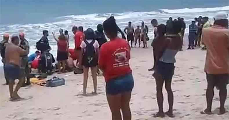 Adolescente recebendo os primeiros socorros na praia