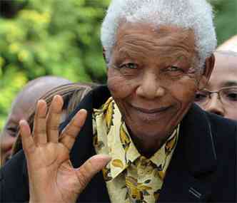 Nelson Mandela foi internado neste sbado com dores abdominais (foto: ALEXANDER JOE / AFP)