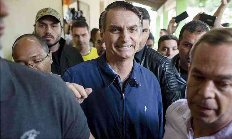 Jair Bolsonaro ficou cercado de homens da Polcia Federal durante votao neste domingo, no Rio(foto: AFP / Mauro Pimentel )
