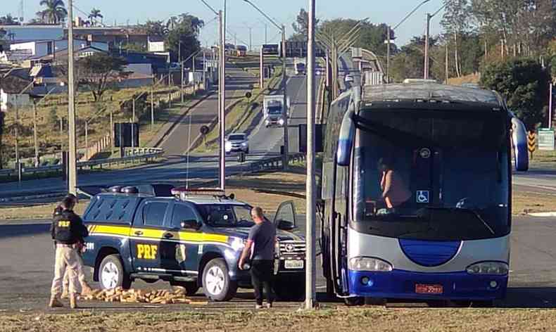 nibus estava na BR-381, no sentido Belo Horizonte, com destino a Caruaru, no interior do Pernambuco (foto: Reproduo/Polcia Rodoviria Federal)