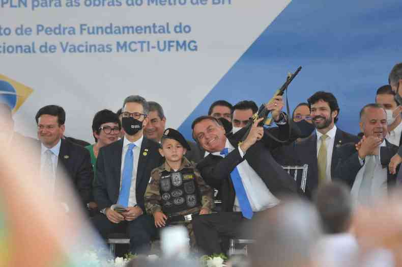 Bolsonaro aponta arma de brinquedo para o alto