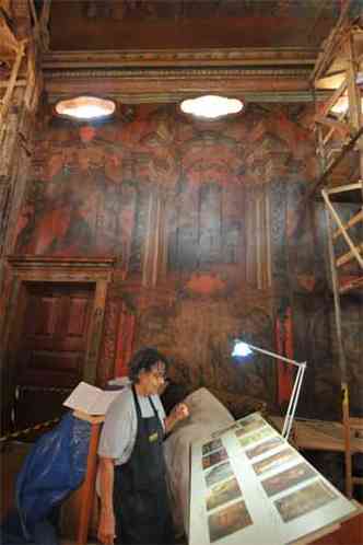  frente da equipe de restauradores da Igreja, Dulce Senra se encantou coma descoberta do trabalho, de autoria desconhecida(foto: Jair Amaral/EM/ D.A Press)